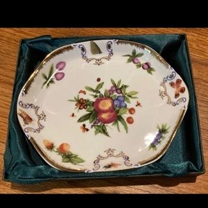 I. Godinger & Co. Yorkshire dish plAtes in box qty 2